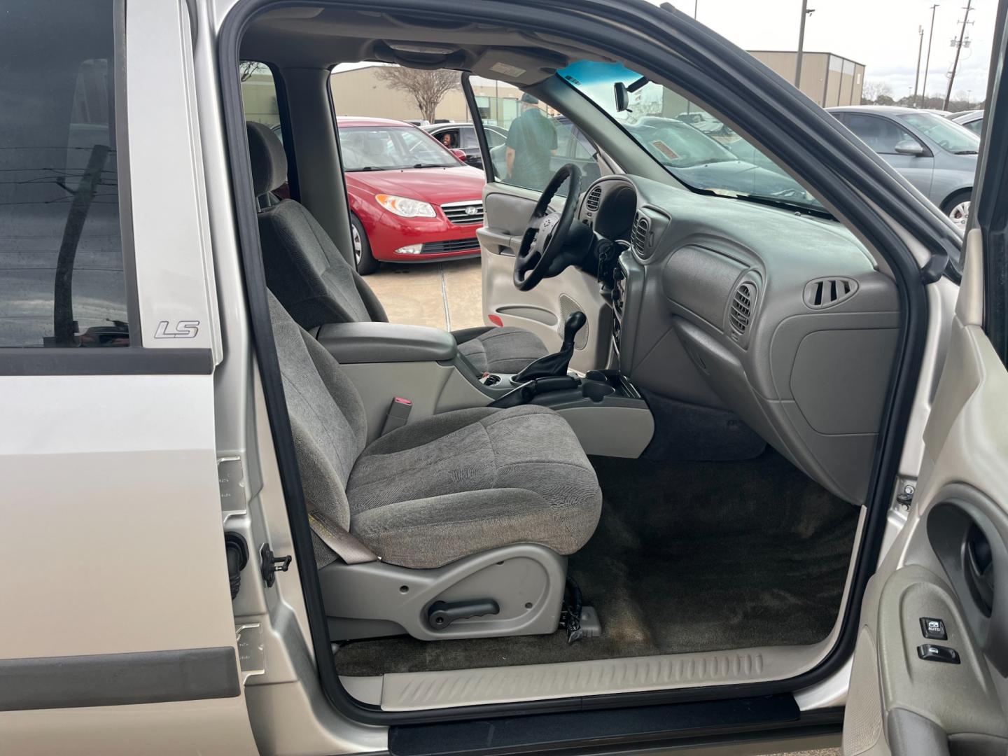 2004 SILVER /black Chevrolet TrailBlazer LS 2WD (1GNDS13S242) with an 4.2L L6 DOHC 24V engine, 4-Speed Automatic Overdrive transmission, located at 14700 Tomball Parkway 249, Houston, TX, 77086, (281) 444-2200, 29.928619, -95.504074 - Photo#11